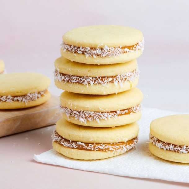 delish-202012-alfajores-036-ls-1608676415